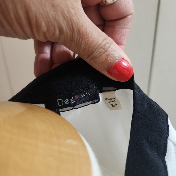 Lord & Taylor Elegant White and Black V-Neck Women's Top - Picture 3 of 8